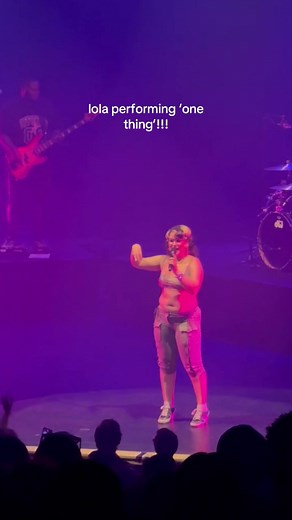 Lola Young Performs 'One Thing' Live on Tour