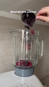 Smoothie med kun 3 ingredienser 🫐 Nem, hurtig og proteinrig: - 1 dl. frosne bær (eks. hindbær og blåbær) - 1 dl. mælk - 1 dl. skyr (evt. med smag) Blend det sammen, og så har du en lækker snack til en lang dag. Portionen giver ét glas og indeholder 12 gram protein🥤#loopfitness | LOOP Fitness