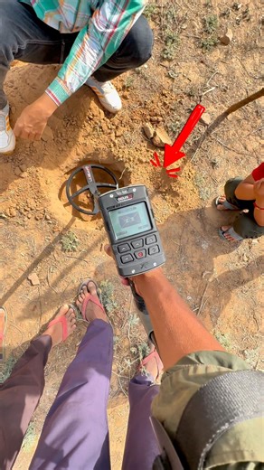 Finding treasure using xp metal detector #metaldetecting #treasurehunt #shortsfeed #viralshorts