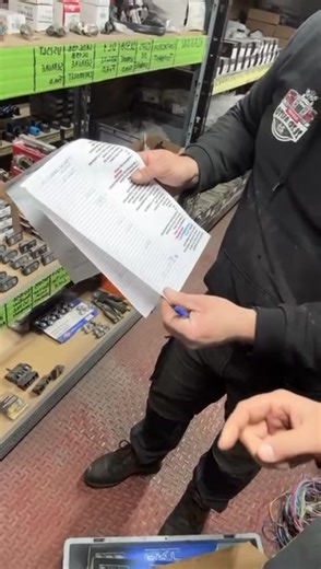 🚗 Partage la publication ca aidera peut etre une connaisance ! :) En ce moment, les commandes aux États-Unis deviennent compliquées : délais longs et certaines pièces introuvables... Pour nous, c'est plutot cool car depuis qu'on a reprit on a fait en sorte d'avoir tout les stocks pour nimporte quel caisses du parc au cas ou ca arriverais... Donc pour le moment pas de soucie pour les revision ! :) 👉 Et vous, vous avez les mêmes soucis d’approvisionnement ? Des solutions à partager ? Dites-nous 