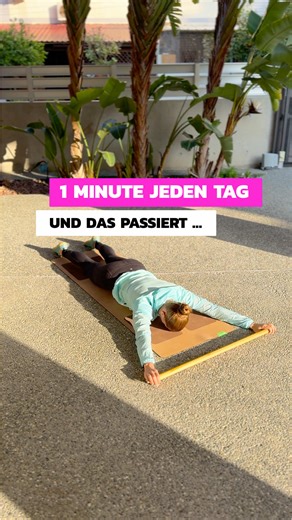 Rückenschmerzen ab 40? Du stärkst unten – aber dir fehlt Stabilität oben. Viele trainieren nur den unteren Rücken. Das Problem sitzt oft im oberen Rücken und in der Brustwirbelsäule. ✅So geht die Übung: Bauchlage. Arme nach vorne, Stab halten. Abwechselnd eine Seite kontrolliert anheben. ‼️Wichtig: • Hüftknochen bleiben am Boden • Kein Hohlkreuz • Kein Schwung Du solltest es im oberen Rücken – zwischen den Schulterblättern spüren. ➡️Diese Übung verbessert: • Beweglichkeit der Brustwirbelsäule • 