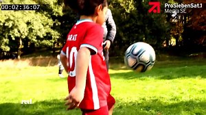Arat on red. TV | Child Football Sensation Want to see more? Subscribe to Arat's official football channel: https://www.youtube.com/channel/UCJ_79pR07FaiAnyFz9qExCg For media enquiries or collaborations 📧 email arat@igd.agency. Instagram: @arat.gym | Arat Hosseini