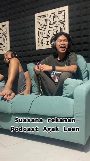 Suasana Rekaman Podcast Agak Laen yang Ceria