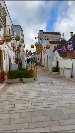 60K views · 2K reactions | La rue des chapeaux La rue a été décorée — par les commerçants et les habitants du quartier — avec des chapeaux de paille suspendus au-dessus de la chaussée, afin de rendre l'environnement plus suggestif et d'attirer les visiteurs. #tours #italie #RiccardoAbet #puglia | Escapades Italiennes | Facebook