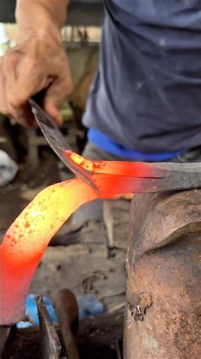 Very stunning, Look at the technique of forming a chicken spur on a knife! #blacksmith