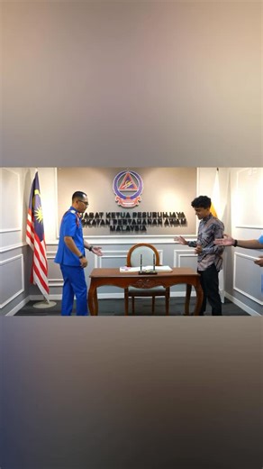 Isa Isarb on Instagram: "Alhamdulillah, penerimaan kerajaan terhadap karya anak muda semakin terbuka dan positif. Kami komited membawa nama Malaysia ke peringkat antarabangsa melalui industri hiburan. Saya berharap para influencer/pencipta kandungan dapat menjaga pencapaian ini agar kolaborasi agensi kerajaan–pencipta kandungan yang baik ini tidak disalahgunakan sehingga tertutup kembali. Insya-Allah, kandungan ilmiah akan disampaikan melalui pendekatan hiburan yang bertanggungjawab. Terima kasi