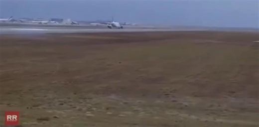 United Airlines A321neo makes a hard landing at Orlando A United Airlines Airbus A321neo (N14502) operating flight #UA2323 from Chicago O’Hare made a hard landing at Orlando Intl (MCO) on Jan 18, amid strong wind gusts of around 54 mph (87 km/h). The aircraft reportedly bounced on touchdown, with the right nose landing gear wheel separating, leaving it unable to taxi. Around 200 passengers and 6 crew evacuated safely on the runway and were bused to the terminal. No injuries reported. Video Sourc