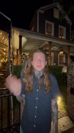 Eat dinner with me at Southbound in Charleston, SC! This unique restaurant is worth the hype. #eatwithme #charlestonfoodie #charlestonsc #steaktartare #dinner #charlestonrestaurant #charleston #restaurantreview | 5tfumatthew