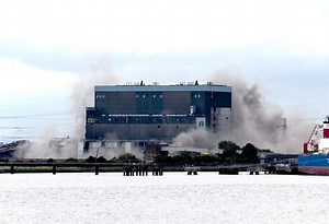 Video: Power station blown up