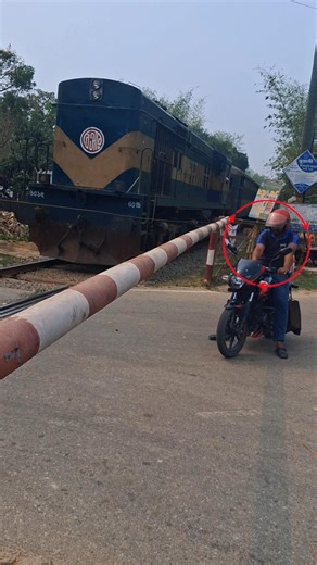 “The heartbeat of the city runs on a local train.” #shorts #train #railway #RailGate #vairal #usa