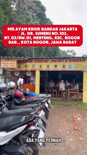 Ini nih Mie ayam Kriuk porsi barbar si Bogor‼️ Mie ayam kriuk bandar djakarta 📍jl. dr Sumeru No. 102 Rt 03/Rw 01 Menteng, kec. bogor barat kota Bogor Selama ramadhan mereka buka jam 10.00-21.00 yaa guys #mieayam #porsijumbo #bogor #kuliner #kwetiaugoreng