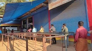 കൊറോണ; മദ്യം വാങ്ങാൻ ഒരു മീറ്റർ അകലത്തിൽ ക്യൂ, ഇതും കേരള മോഡൽ,കൈയ്യടി, വൈറലായി ചിത്രം