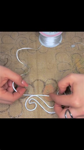 La juta ha un fascino semplice e naturale che scalda ogni ambiente. Questi centrini decorati a mano, realizzati su commissione di una cara amica di famiglia, sono pensati per aggiungere un tocco di eleganza e artigianalità a qualsiasi angolo della casa. #handmadewithlove❤ #handmade #fyp #foryoupage❤️❤️ #artigianato | Demyart