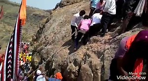 The Kawad Yatra, conducted on chaitra Shuddha Dwadashi, is the highlight of Shikhar Shinganapur area. Devotees head to Mungi Ghat at Shikhar Shingnapur carrying heavy Kawad on their shoulders and chanting Har Har Mahadev. The pilgrimage concludes with the anointing of the Shivalinga. The yatra will take place on 13th April this year. The ceremony of devotion is worth a watch! चैत्र शुद्ध द्वादशीला पार पडणारी मानाची कावड यात्रा ही शिखर शिंगणापूर परिसराची ओळख आहे. हर हर महादेवच्या जयघोषात अवजड अशा