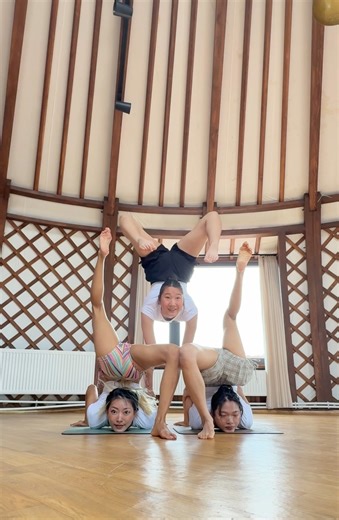 Training in Contortion retreat by Anna