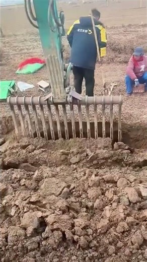 Excavator with “Giant Rake”: Soil-turning Efficiency Stuns Everyone!