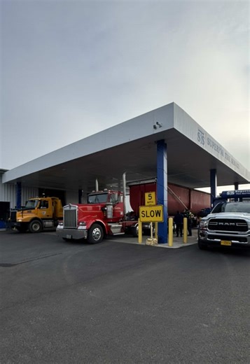 Quick flat fix and back on the road! #pnw #sts #superiortireservice #kenworth #largecar