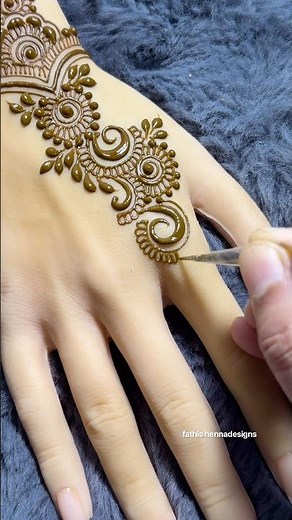 Simple Backhand Henna #simplemehndi #backhandmehndi #easymehndi #hennadesign #mehndi #mehendi