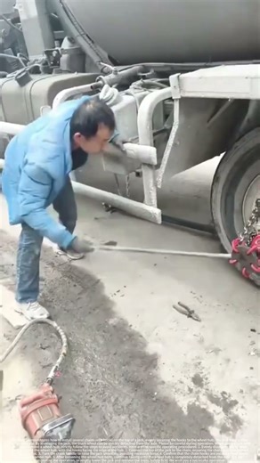 Quickly remove the truck wheels from the axles. #automobile #bamboo1 #excavator