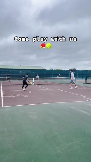¡Ven a jugar pádel y tenis con nosotros!