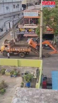 లారీ పైకి ఎక్కిన JCB