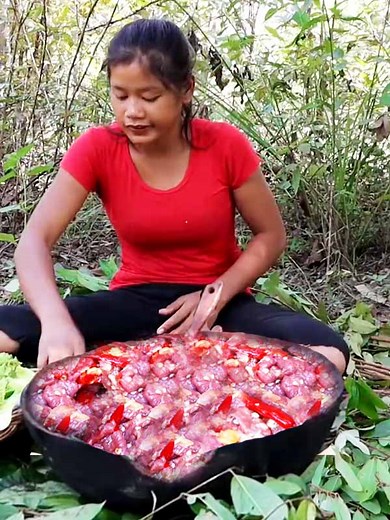 Survival skills- Raw beef spicy delicious with mix vegetable #yummyyummy #raw #food | Lisa Cooking
