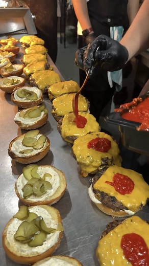 39K views · 128 reactions | Here’s how the 14th best burger IN THE WORLD is made, from start to finish.  We’re at @charrdbk, and it was 28 burgers to be exact, taking 5 minutes and 38 seconds to make in real time ‍ It's a secret beef blend that is flame grilled on the charcoals, with American cheese, truffle aioli, pickles, chili jam, all in a seeded bun. 殺 Do you rate it? 路‍♂️ | Foodporn | Facebook