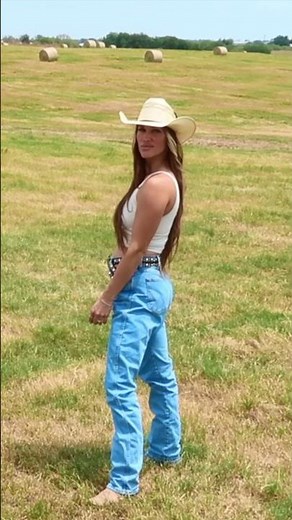 SLINGIN’ BALES 🚜 #haulinghay #dairyfarmer #cowgirl