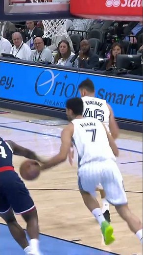 Kobe Brown with the poster 😤