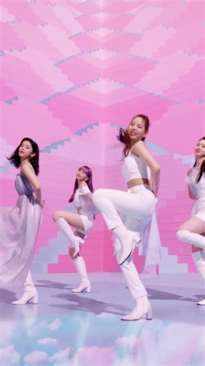 NiziUのデビューシングル「Step and a Step」