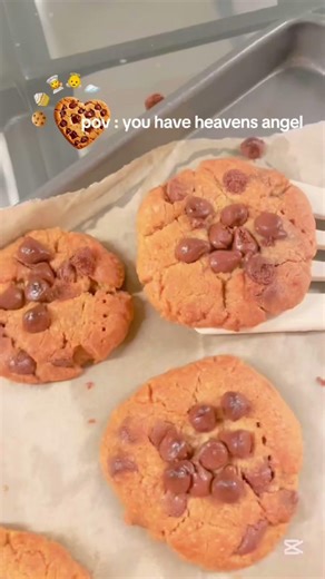 hehee👩‍🍳🫰🏻🥹 who wants one ??? 🍪 yes ik this is my second post abt my cookies 🤗😃