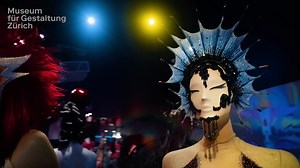 Welcome to the party!🎉💃 Seit den 1980er-Jahren prägt Susanne Bartsch als Stilikone und kreative Visionärin legendäre Partynächte in New York. Dabei verbindet sie Mode, Clubkultur und Performance. Die Ausstellung "Susanne Bartsch – Transformation!" zeigt am roten Faden einer Partynacht die Verwandlung – weg vom Alltag hin zum krönenden Auftritt im Club.👑 Das Museum für Gestaltung Zürich zeigt erstmals in der Schweiz einen Überblick über das umfangreiche Schaffen von Susanne Bartsch und belegt 