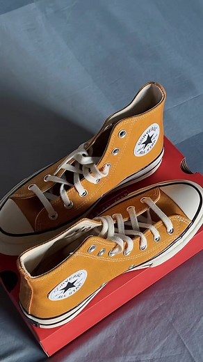 unboxing my long awaited yellow chuck 70s🍂🤎🌅 i loooovee them and they’re perfect for fall so…🫶🏻 #unboxing #converse #chuck70s #aesthetic #gilmoreaesthetic #downtowngirl #vintage #fallfashion