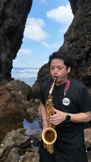 絶景の離島で「島唄」を吹くサックス奏者