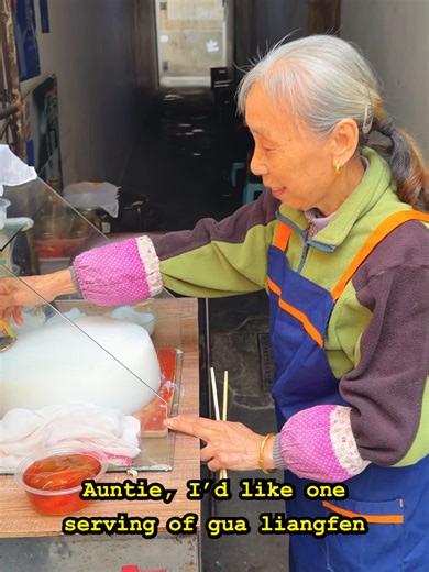 Changsha gua liangfen is a type of noodle made from pure pea starch. When you eat it, it delivers an icy, refreshing sensation that’s completely different from ordinary noodles #food #foodie #streetfood #noodles