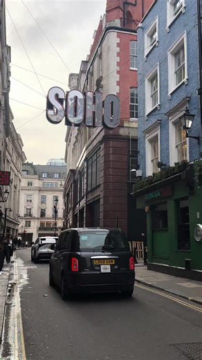 Brisk walk in SoHo #soho #carnabystreet #kingly #london #city