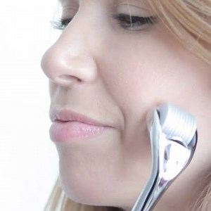 La acción de las micro púas del rodillo hacen que se se incremente la producción natural de colágeno y estimulan la regeneración de la piel. | Swiss Clinic