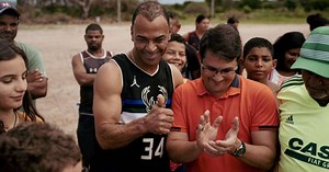 Cafu cria projeto social no sertão de Alagoas e ajuda crianças soropositivas em Moçambique