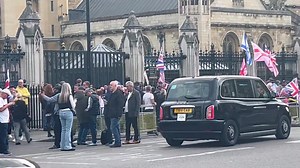 Kaos utenfor det britiske parlamentet i dag! Hundrevis roper "Starmer Out" i en protest mot Keir Starmer som statsminister og mot immigrasjon. Er dette starten på noe større? Se videoen og del! 🔥🇬🇧💥 #StarmerOut #UKProtests | Helene Tveiten