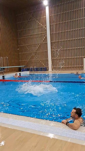 Nu , ką...ne tik dainuojam🎸🥁🎺🎷, bet ir atsipalaiduojam🏊‍♀️🏊‍♀️🏊‍♀️... Gal kokius 25 metus nebuvau nėręs nuo 3 m. nardyklės🐬🐋🐳. Kažkada prie Minijos tai būdavo mūsų mažiausia...kėtas nardynės bova 5,7, 9.5 m...O gylis gal tik 3 m....Bet tas vėskas bova laba sene🌞🌞🌞🐝... Baise vėsė esam laba patenkintė ka pagaliau toram tuoki poiki sporta cėntra...🏀⚽️⚾️🏓🥋🏆💪👍 | Jonasj Blagnys