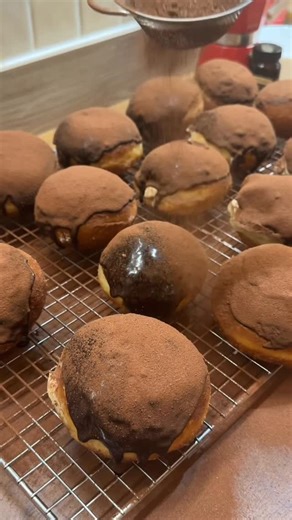 Chula BuonAppettito on Instagram: "TIRAMISUTIRAMISU DONUTS ☕️🍫🍩 Fluffy. Creamy. Chocolate-dipped. Pure dessert indulgence 🤍🍫 ✨ WHAT YOU’LL NEED Tangzhong (for ultra-soft donuts) • 20g bread flour • 80ml semi-skimmed milk Donut Dough • 1½ cups lukewarm milk • 100g sugar • 2½ tsp instant yeast • 1 tsp salt • 3 small eggs • ⅓ cup (76g) butter, softened • 4½ cups bread flour White Chocolate Ganache • 200g white chocolate • 300g double cream • 1½ tsp gelatin powder • 2 tbsp water Coffee Mascarpon