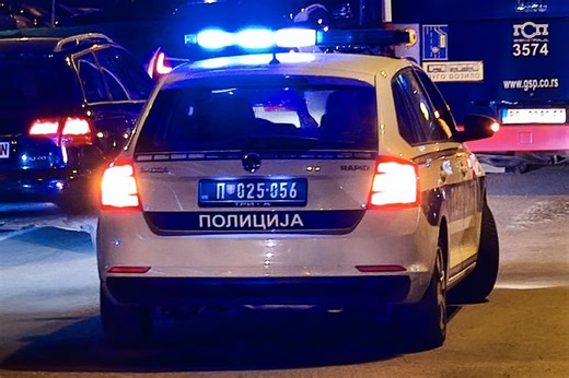 HAOS NA VRAČARU, SA MAČETOM ULETEO U KAFIĆ! Uspaničeni gosti odmah pozvali policiju: "Lica koja su obolela isto moraju da se drže pod kontrolom"