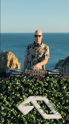 This is ‪@CatchingFliesMusic‬’ ‘Sunlite’, as spun by James Grant in Portugal ☀️ #electronicmusic