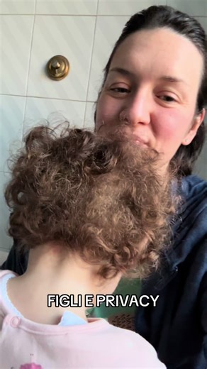 Cara figlia mia, ti aspetto su questi schermi quando tra qualche anno mi parlerai di privacy…ti farò vedere proprio questo video qui di te che A TUTTI I COSTI non volevi farmi fare la 💩 da sola perché sennò piangevi tipo come se ti avessi abbandonato sull’autostrada. Ci rivediamo tra qualche anno piccola mia😬 quante mamme come me?😬😬😆 #maternità #vitadamamma #privacy #mamma #mammatiktok