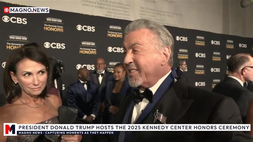 December 7, 2025 : Sylvester Stallone and Jennifer Flavin Stallone attend the 48th Kennedy Center Honors ceremony at the Kennedy Center, and his brother Frank was also present at the event. 7 décembre 2025 : Sylvester Stallone et Jennifer Flavin Stallone assistent à la 48e cérémonie des Kennedy Center Honors au Kennedy Center et son frère Frank était également présent lors de l'événement. | FanPage-Fanclub de Sylvester Stallone