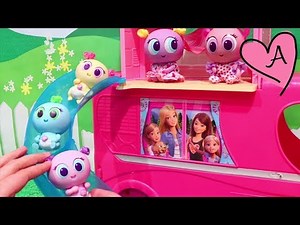 Bebes juegan en el camper caravana de Barbie | Muñecas y juguetes con Andre