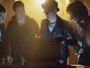 [官方MV] The Phoenix (凤凰) - Fall Out Boy (附带歌词字幕)