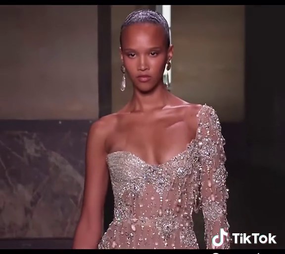 Anna Schwager for Georges Hobeika Fall 2025 #runwaymodel #couture #hautecouture #fashionshow #modelwalk