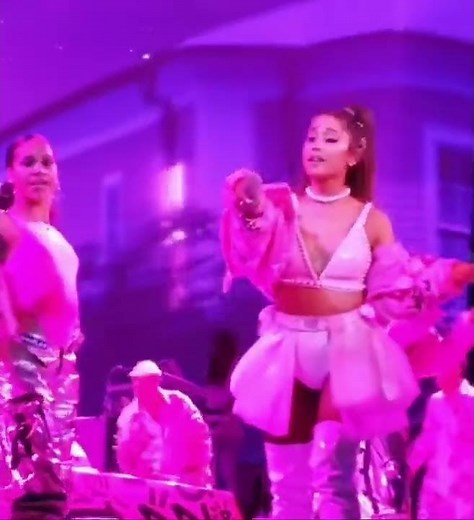 Ariana Grande - 7 rings *LIVE* 🥰💖✨
