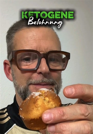 „Ketogen ist doch voll einseitig.“ Wirklich? Heute: Ketogene Muffins 🔥 ✔️ unter 2g Kohlenhydrate pro Stück ✔️ alle zusammen nur 10g Carbs ✔️ fast 1.000 kcal Gesamt ✔️ super niedriger Insulinindex Was heißt das? Kein Blutzucker-Peak. Keine Insulin-Achterbahn. Keine Unterbrechung der Fettverbrennung. Viele denken: Süß = raus aus Keto. Falsch. Entscheidend ist nicht der Geschmack. Entscheidend ist die hormonelle Reaktion. Wenn der Blutzucker stabil bleibt, bleibst du im Fettstoffwechsel. Ketogen h